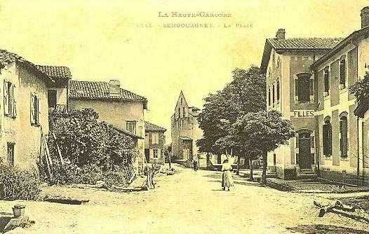 Photo ancienne de la place à Sengouagnet