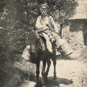 Photo ancienne d'un paysan sur son ane